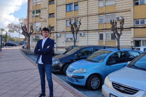 El ingeniero de Edificación José Noguera junto al edificio que estudio como caso práctico de su TFG.